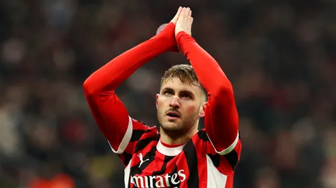 Santiago Giménez hace historia en Champions League