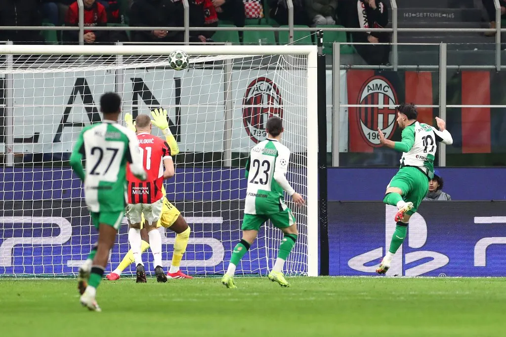 Julián Carranza y el cabezazo que le dio el pasaje a Feyenoord [Foto: Getty]