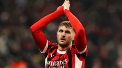 Santiago Giménez fue el único al que rescató la prensa italiana tras la eliminación del AC Milan en la Champions League.