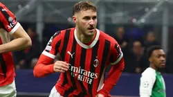 Santiago Giménez se convirtió en el segundo jugador en la historia de la Champions League que anotó goles a favor y en contra de un equipo en una misma edición.