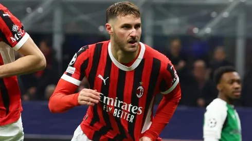 Santiago Giménez se convirtió en el segundo jugador en la historia de la Champions League que anotó goles a favor y en contra de un equipo en una misma edición.