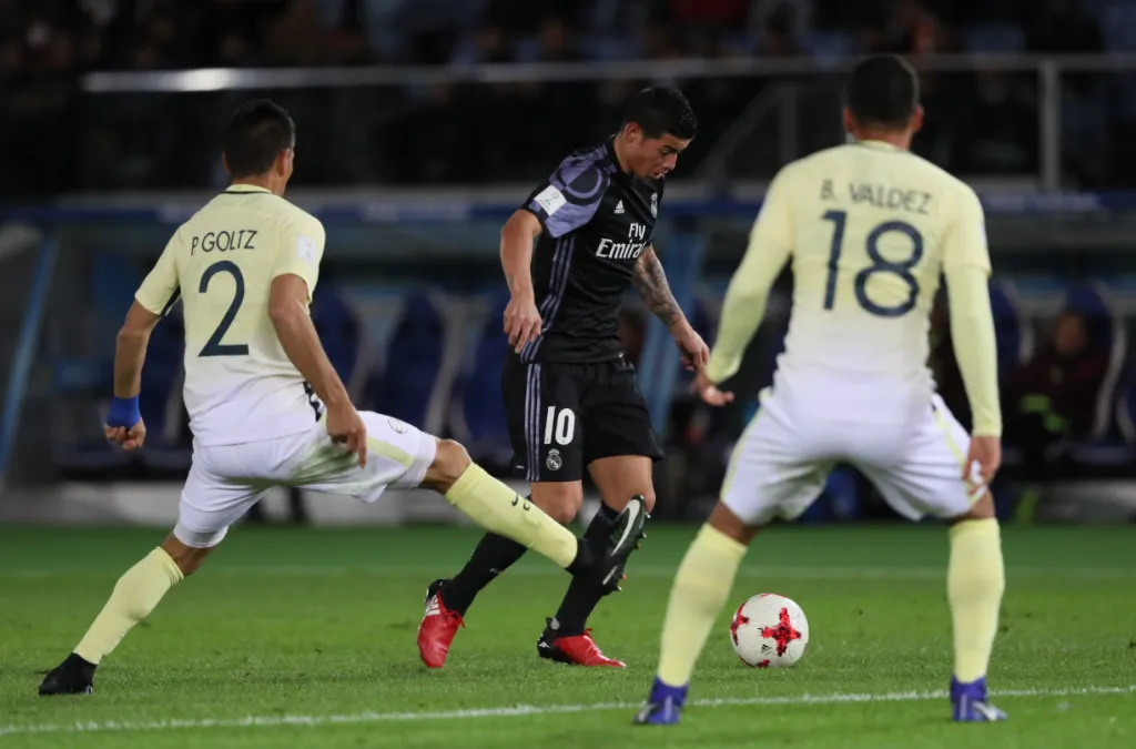 James Rodríguez, marcado por Paolo Goltz en el Mundial de Clubes 2016 (GETTY IMAGES)