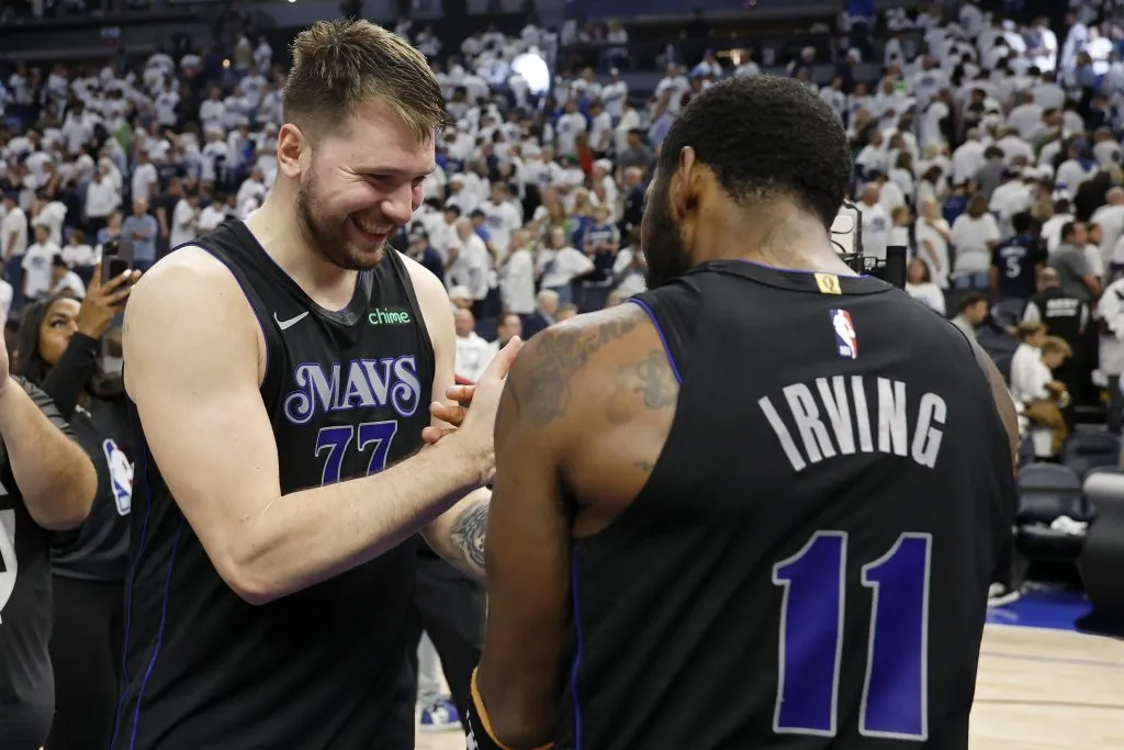Luka Doncic saluda a Kyrie Irving en Dallas Mavericks (GETTY IMAGES)