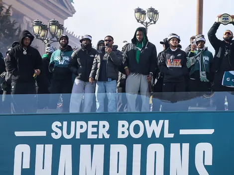 Se convirtió en el favorito de la afición de los Eagles y lo despidieron luego del desfile del Super Bowl