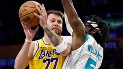Luka Doncic y Mark Williams.