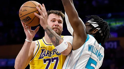 Luka Doncic y Mark Williams.