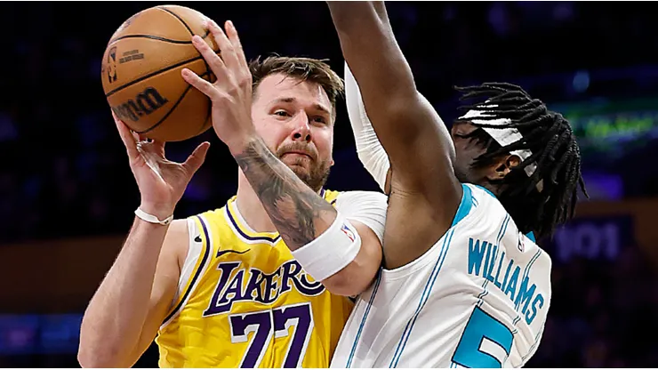 Luka Doncic y Mark Williams.