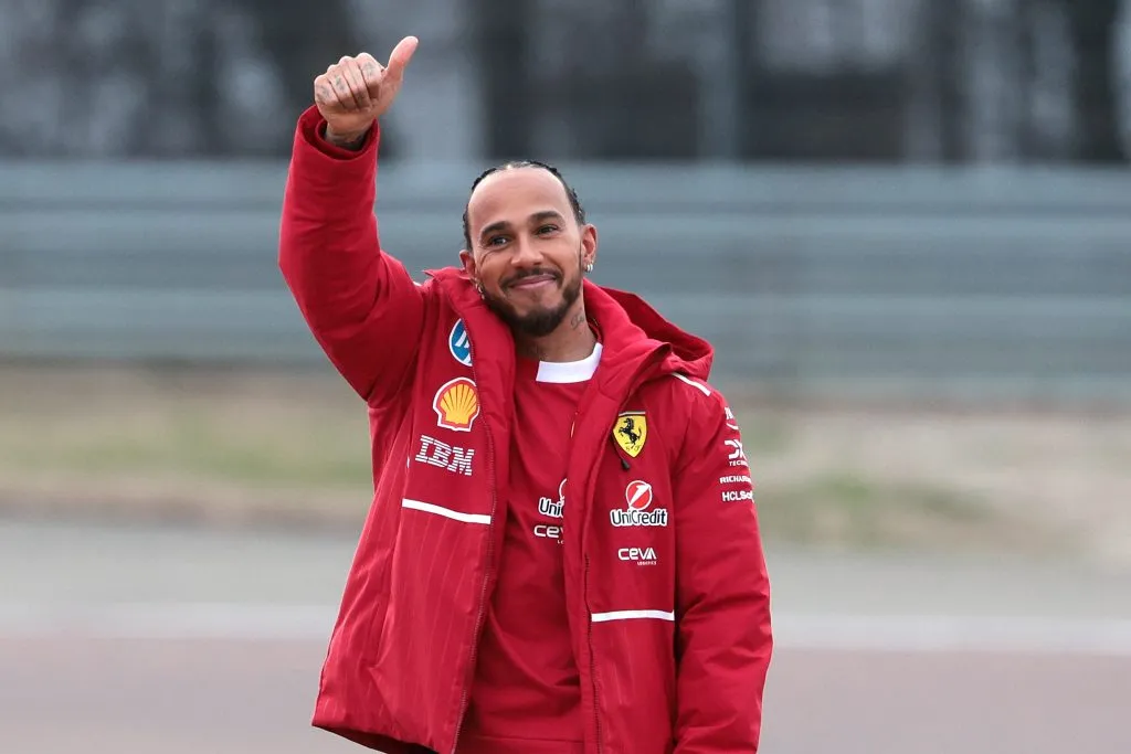 Lewis Hamilton saluda a los aficionados de Ferrari en Fiorano (GETTY IMAGES)