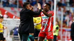 Nicolás Larcamón celebra con Díber Cambindo en Necaxa