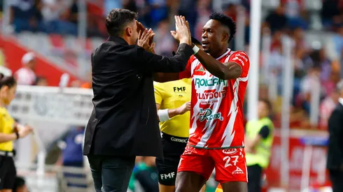 Nicolás Larcamón celebra con Díber Cambindo en Necaxa