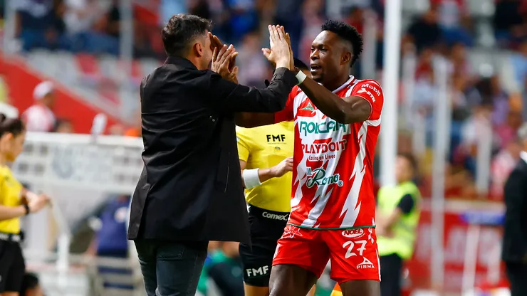 Nicolás Larcamón celebra con Díber Cambindo en Necaxa