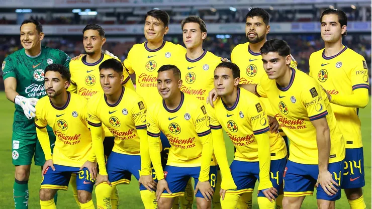 QUERETARO, MEXICO - JANUARY 10: Players of America pose for a team photo during the 1st round match between Queretaro and America as part of the Torneo Clausura 2025 Liga MX at La Corregidora Stadium on January 10, 2025 in Queretaro, Mexico. (Photo by Hector Vivas/Getty Images)