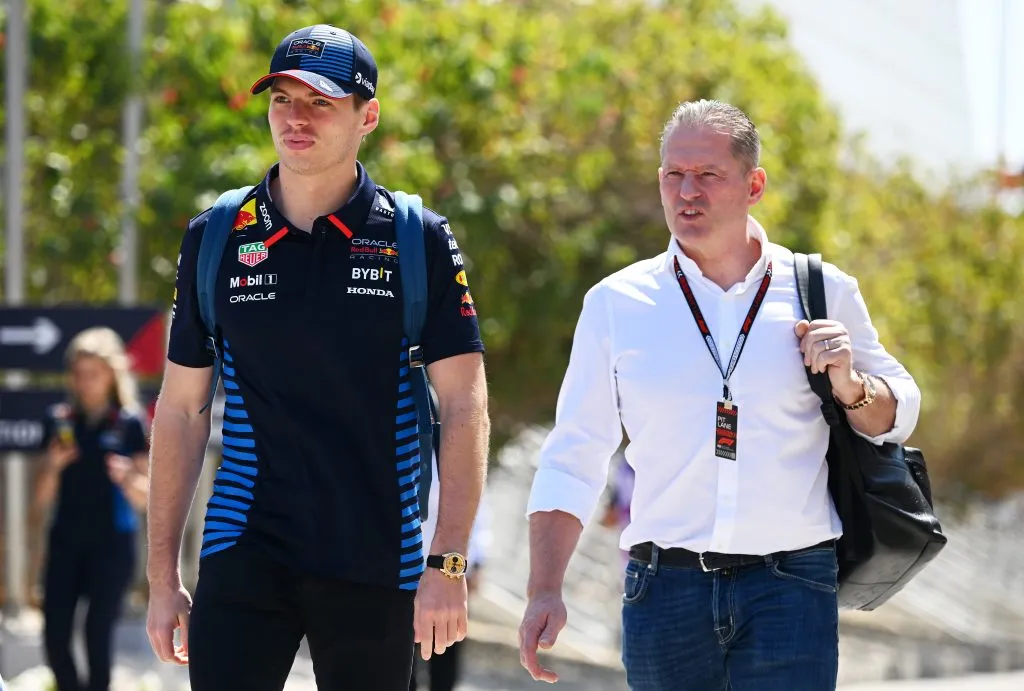 Max Verstappen camina a la par de su padre Jos Verstappen (GETTY IMAGES)