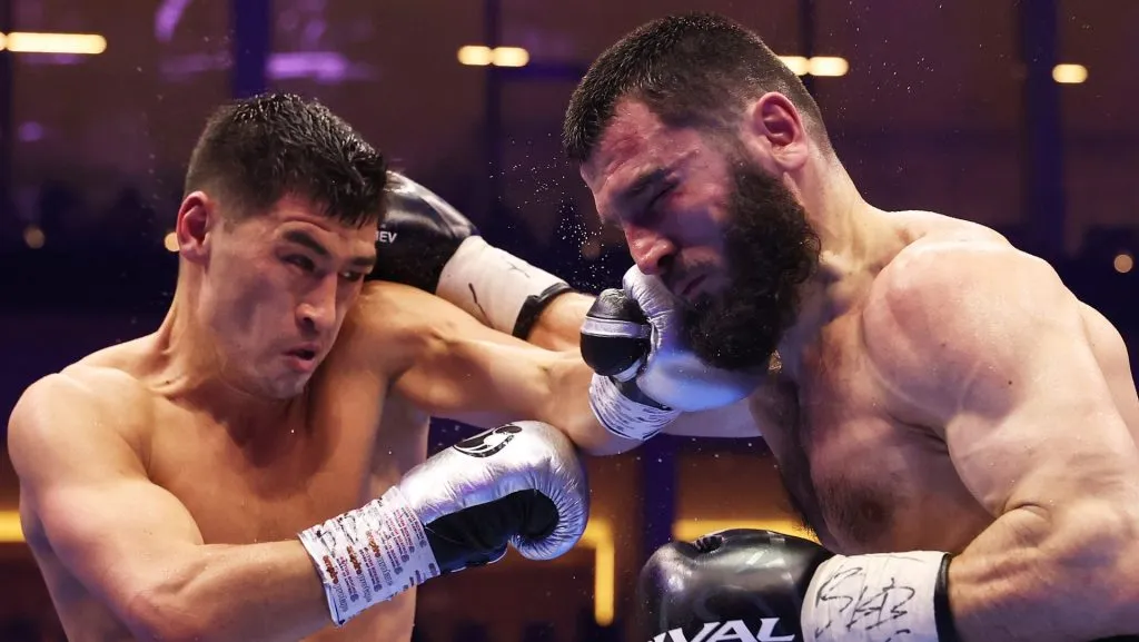 Dmitry Bivol superó de manera clara a un Artur Beterbiev que tendrá que barajar y dar nuevamente. (GETTY IMAGES)