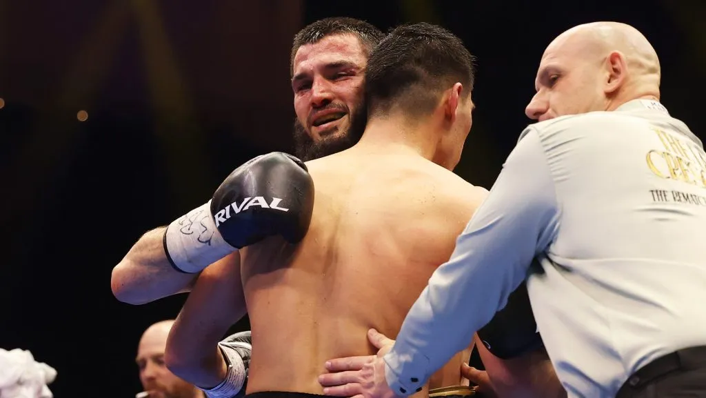 Artur Beterbiev y Dmitry Bivol dieron un gran espectáculo en el combate de revancha que los enfrentó en Arabia Saudita. (GETTY IMAGES)