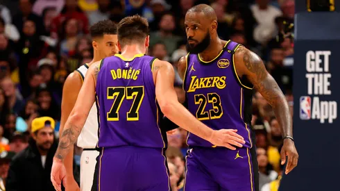 Luka Doncic saluda a LeBron James en Los Angeles Lakers