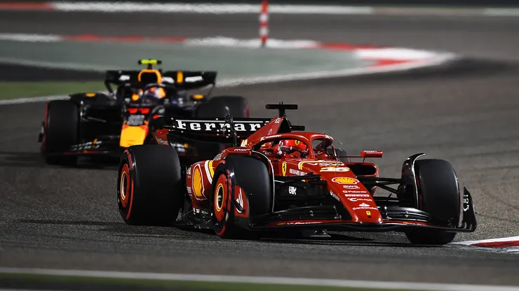 Coches de Ferrari y Red Bull en el Gran Premio de Bahréin