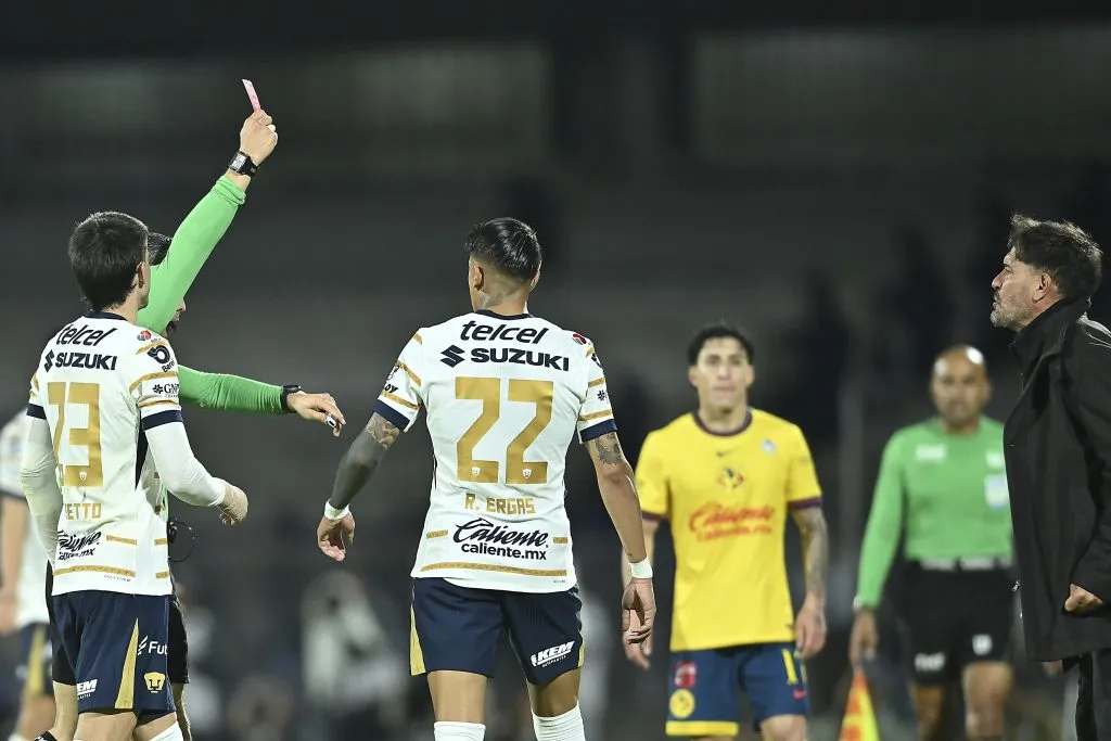 Gustavo Lema fue expulsado por Fernando Hernández Gómez por su efusiva protesta tras la expulsión de Quispe. (Imago7)