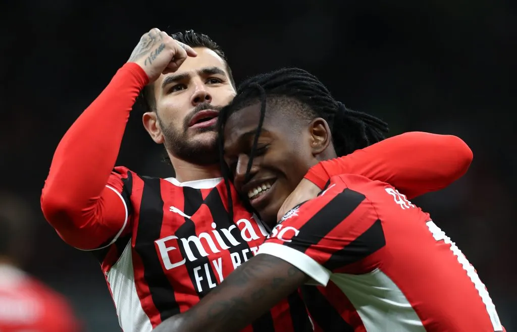 Theo Hernández abraza a Rafael Leao en el AC Milan (GETTY IMAGES)