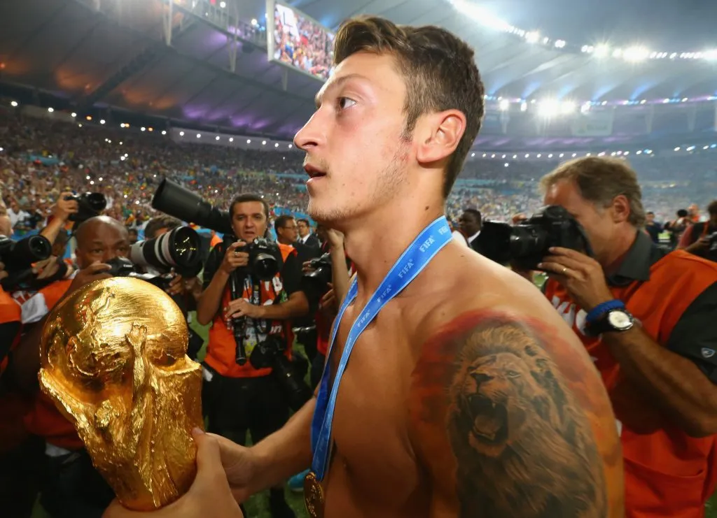 Mesut Özil con la Copa del Mundo en el Estadio Maracaná (GETTY IMAGES)
