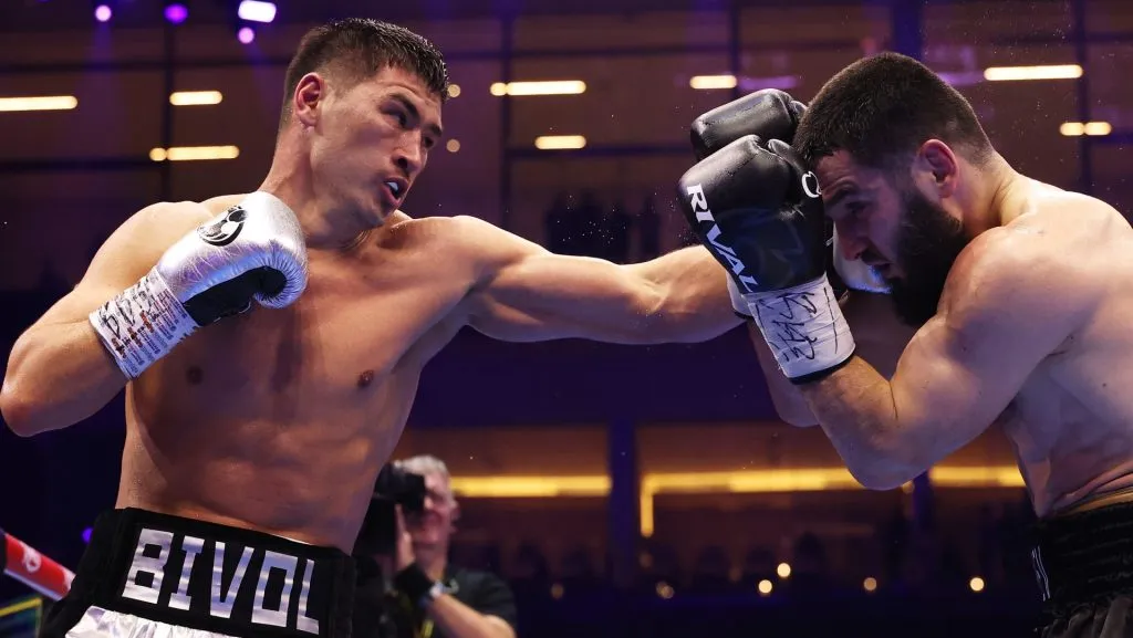 Dmitry Bivol y Artur Beterbiev están de acuerdo en tener una tercera pelea para culminar con la historia que arrastran. (GETTY IMAGES)