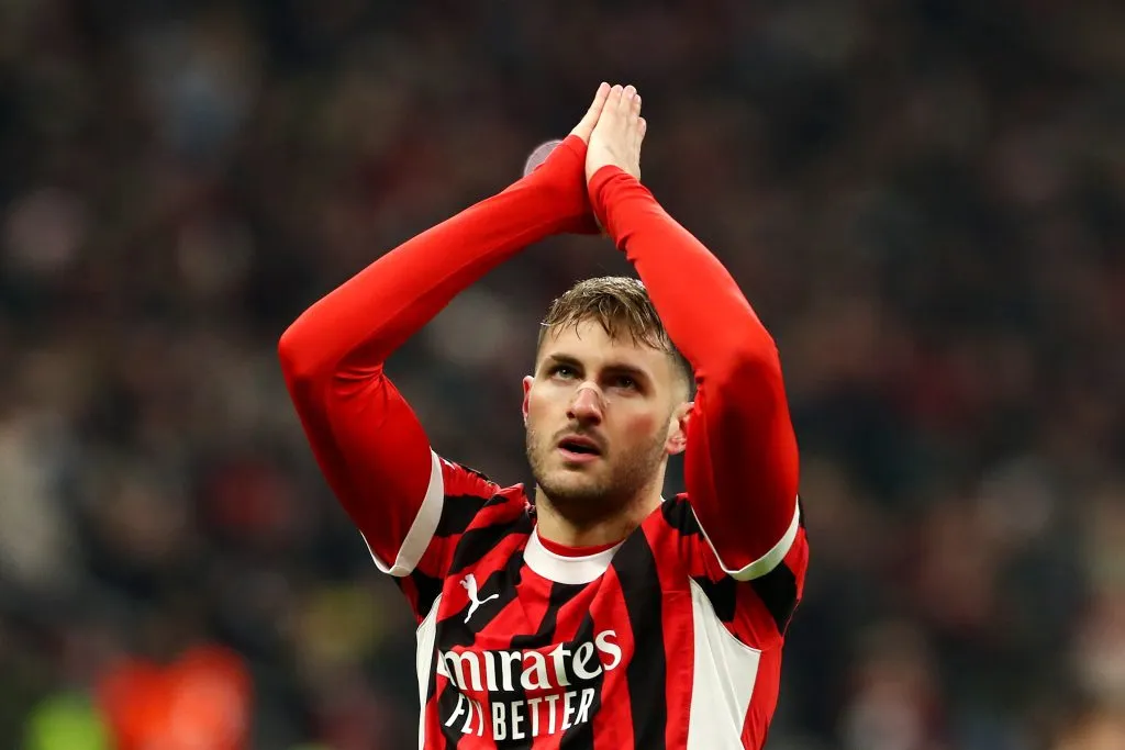 Santi Giménez defendiendo los colores del Milan (Getty Images)