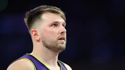 Luka Doncic jugando para Lakers