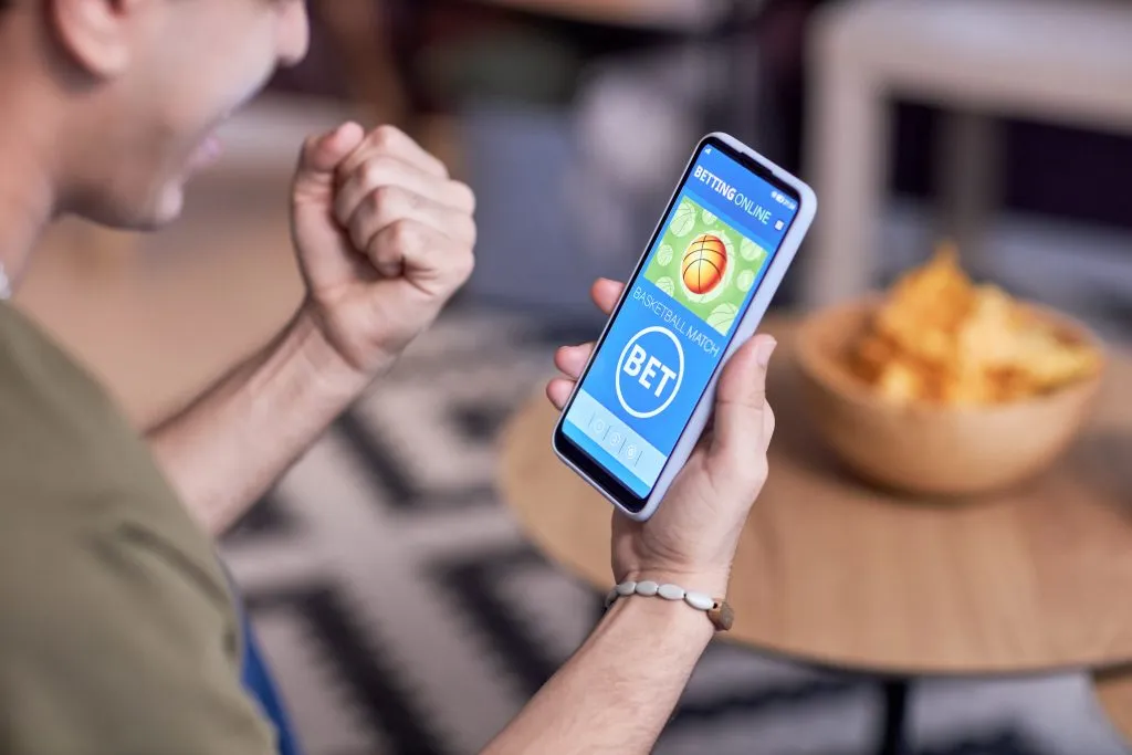 Hombre apostando en su celular