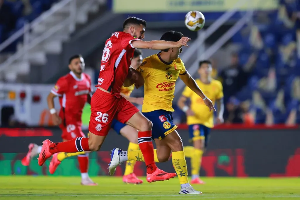 Ramón Juárez lucha un balón con Paulinho (GETTY IMAGES)