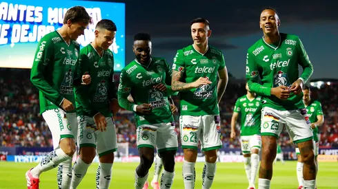 Jugadores del Club León celebran un gol frente a Atlético San Luis