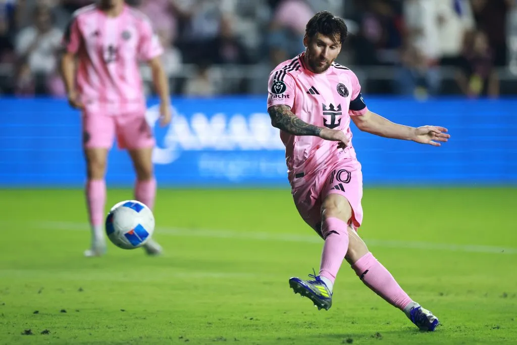 Lionel Messi patea el balón en el partido contra Sporting Kansas City (GETTY IMAGES)