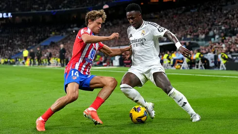 Marcos Llorente y Vinicius disputan un balón en el Santiago Bernabéu