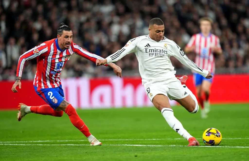 Kylian Mbappé prepara un remate ante la atenta mirada de Josema Giménez (GETTY IMAGES)