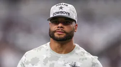 Dak Prescott camina por el campo de juego del AT&T Stadium