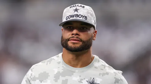 Dak Prescott camina por el campo de juego del AT&T Stadium