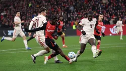 Jeremie Frimpong remata ante la marca de Dayoy Upamecano.