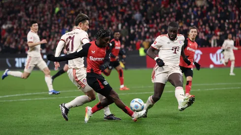 Jeremie Frimpong remata ante la marca de Dayoy Upamecano.