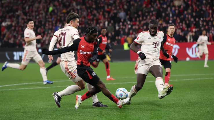 Jeremie Frimpong remata ante la marca de Dayoy Upamecano.