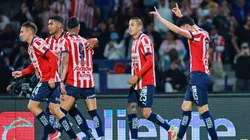 Los jugadores de Chivas, a puro abrazo.