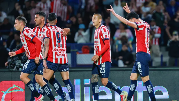 Los jugadores de Chivas, a puro abrazo.