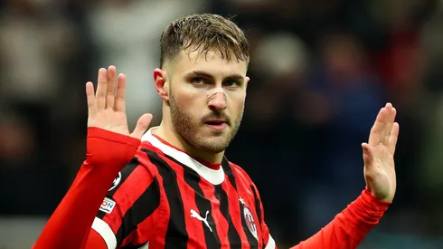 Santiago Giménez le hace el feo a Pumas