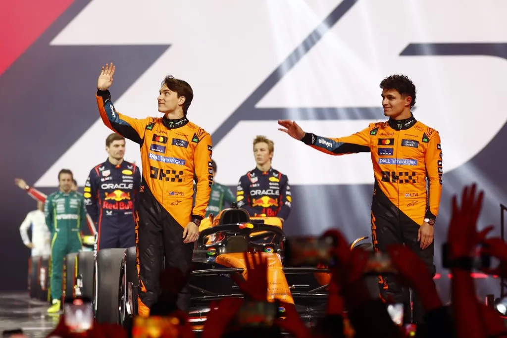 Oscar Piastri y Lando Norris, pilotos de McLaren, en el evento F1 75 (GETTY IMAGES)