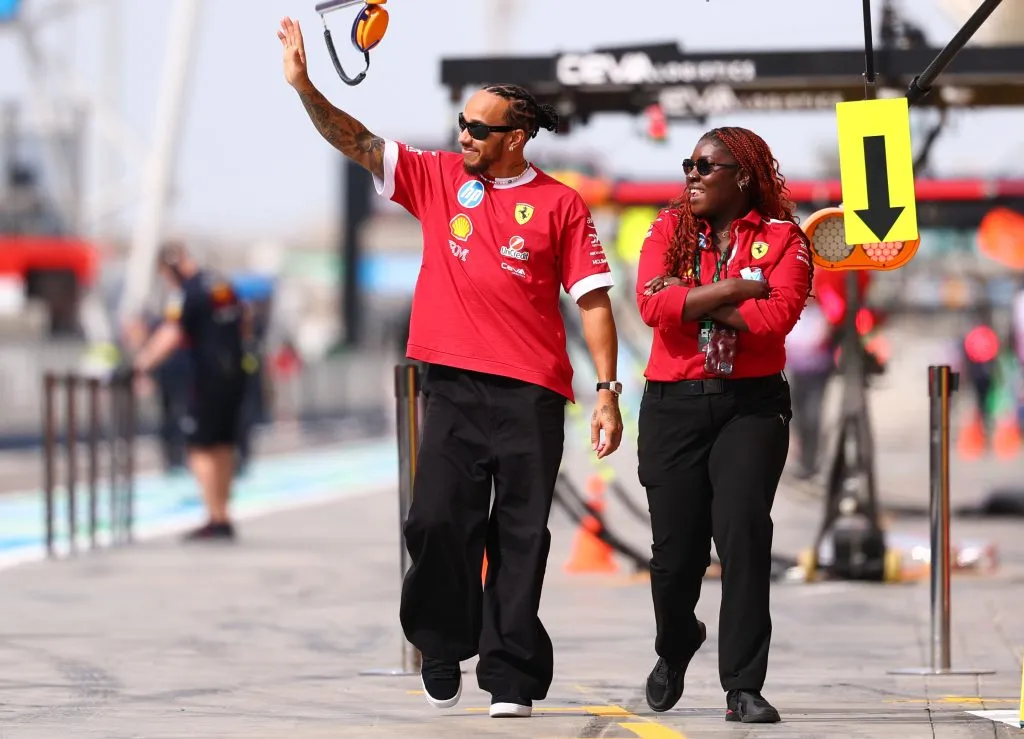 Lewis Hamilton saluda a los aficionados de Ferrari (GETTY IMAGES)
