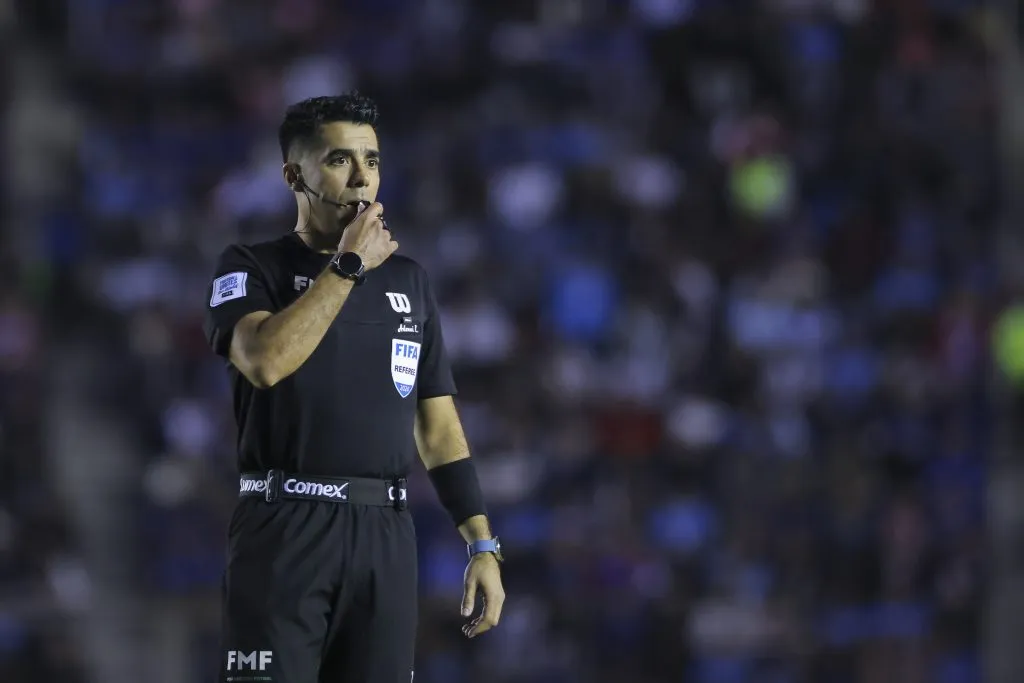Adonai Escobedo será el árbitro en un nuevo Clásico Nacional. [Foto: Getty Images]