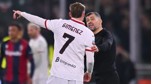 Santiago Giménez platica con Sérgio Conceição en AC Milan