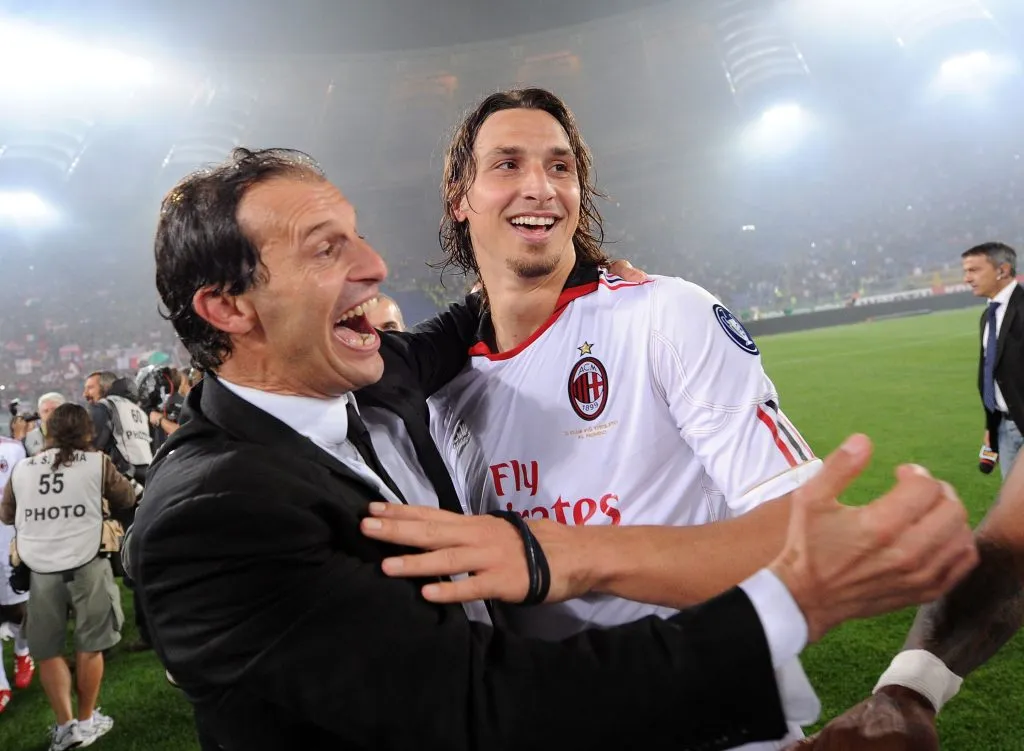 Massimiliano Allegri se abraza con Zlatan Ibrahimovic luego de consagrarse campeón de la Serie A con el Milan (GETTY IMAGES)