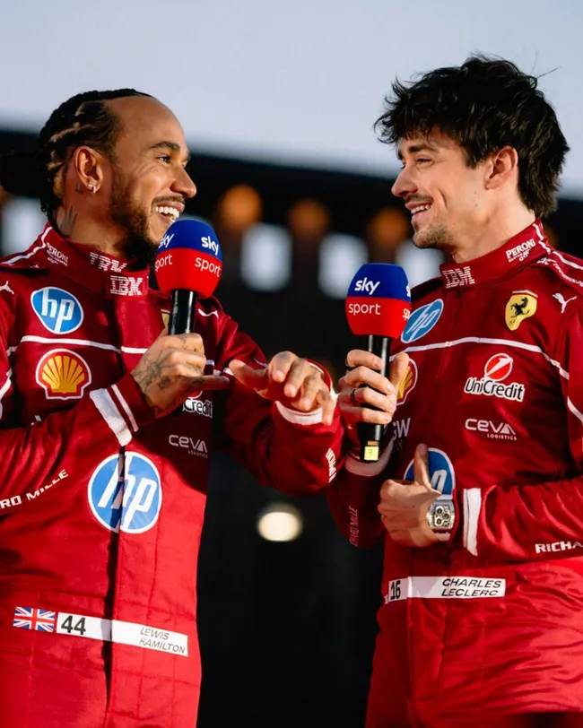 Lewis Hamilton y Charles Leclerc con los micrófonos de Sky Sports (FOTO: @ScuderiaFerrari)