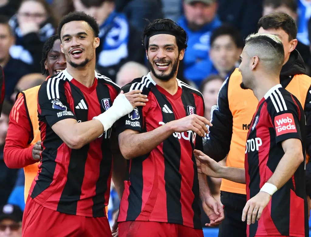 Raúl Jiménez celebra el 1-0 ante Brighton junto a sus compañeros del Fulham (GETTY IMAGES)