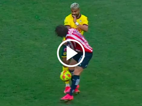 Grave error de Cade Cowell: jugada brusca, patada y roja en sólo instantes en el Clásico Nacional