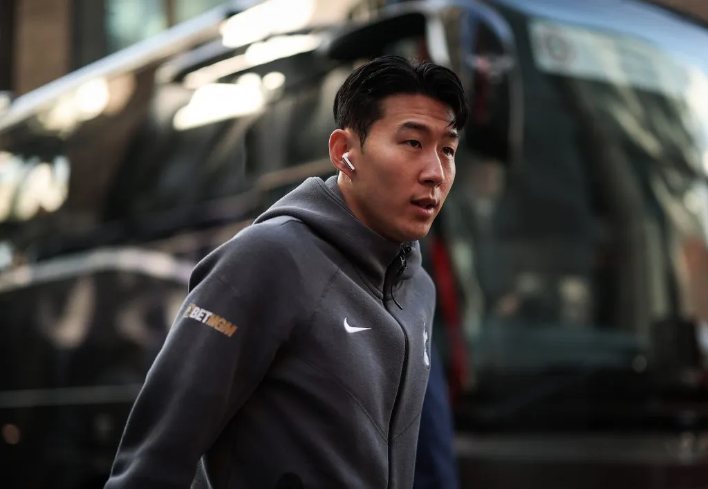 Son Heung-Min desciende del bus antes del partido de Tottenham (GETTY IMAGES)